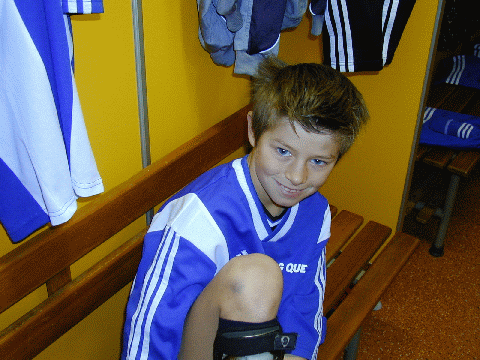 Ein ausgschlafener Fabian am fr�hen morgen beim umziehen